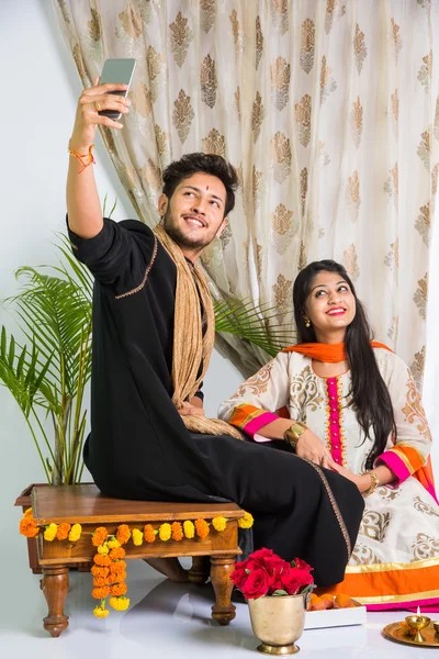 Soeur indienne prenant selfie avec son frère au festival Raksha Bandhan après avoir noué un noeud ou rakhi — Photo