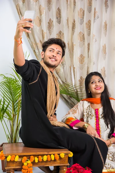 Indiska syster tar Selfie med bror på Raksha bandhan Festival efter knyta knut eller Rakhi — Stockfoto