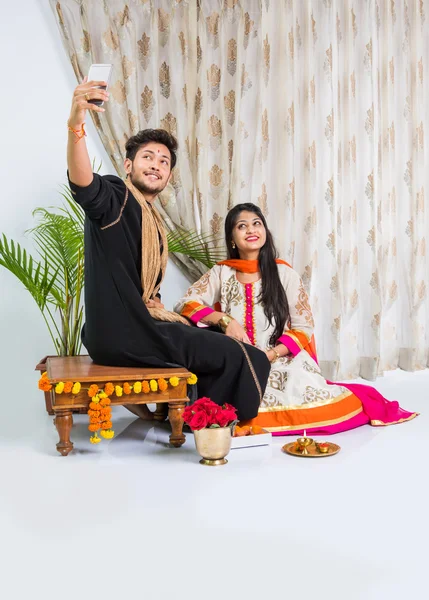 Indiska syster tar Selfie med bror på Raksha bandhan Festival efter knyta knut eller Rakhi — Stockfoto