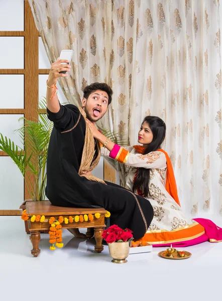 Indiska syster tar Selfie med bror på Raksha bandhan Festival efter knyta knut eller Rakhi — Stockfoto