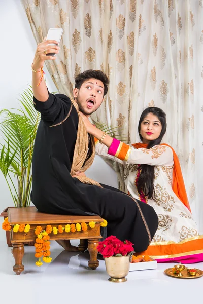 India hermana tomando selfie con hermano en Raksha Bandhan festival después de atar nudo o rakhi — Foto de Stock
