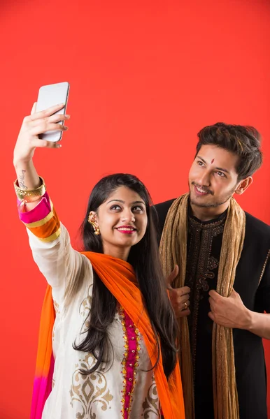 Indiska syster tar Selfie med bror på Raksha bandhan Festival efter knyta knut eller Rakhi — Stockfoto