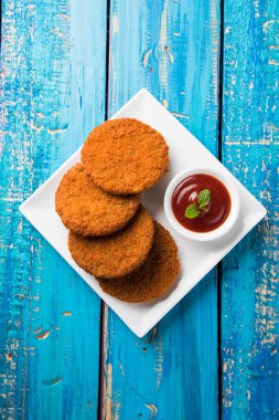 Hint sohbet madde aloo veya aalu tikki veya tikiya veya ragda köftesi ile domates ketçap, seçici odak hizmet olarak da bilinen kızarmış patates kek