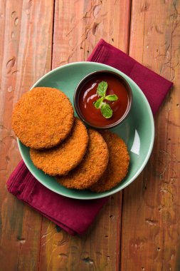 Hint sohbet madde aloo veya aalu tikki veya tikiya veya ragda köftesi ile domates ketçap, seçici odak hizmet olarak da bilinen kızarmış patates kek