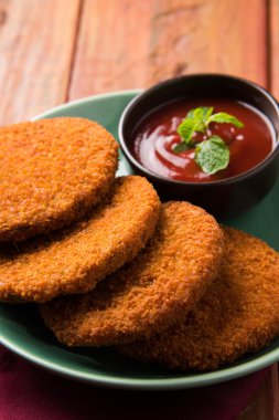 Hint sohbet madde aloo veya aalu tikki veya tikiya veya ragda köftesi ile domates ketçap, seçici odak hizmet olarak da bilinen kızarmış patates kek