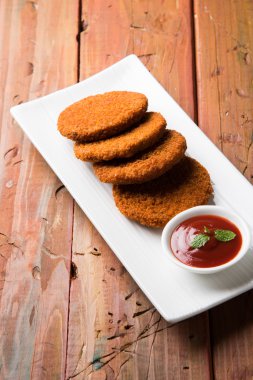 Hint sohbet madde aloo veya aalu tikki veya tikiya veya ragda köftesi ile domates ketçap, seçici odak hizmet olarak da bilinen kızarmış patates kek