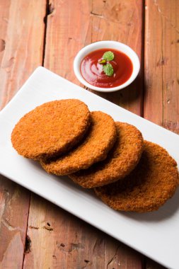 Hint sohbet madde aloo veya aalu tikki veya tikiya veya ragda köftesi ile domates ketçap, seçici odak hizmet olarak da bilinen kızarmış patates kek