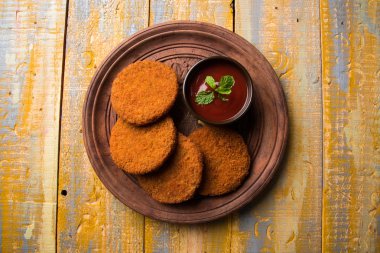 Hint sohbet madde aloo veya aalu tikki veya tikiya veya ragda köftesi ile domates ketçap, seçici odak hizmet olarak da bilinen kızarmış patates kek