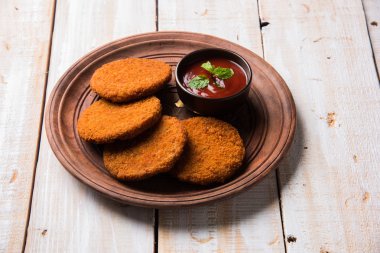 Hint sohbet madde aloo veya aalu tikki veya tikiya veya ragda köftesi ile domates ketçap, seçici odak hizmet olarak da bilinen kızarmış patates kek