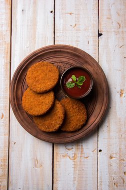 Hint sohbet madde aloo veya aalu tikki veya tikiya veya ragda köftesi ile domates ketçap, seçici odak hizmet olarak da bilinen kızarmış patates kek