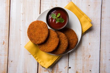 Hint sohbet madde aloo veya aalu tikki veya tikiya veya ragda köftesi ile domates ketçap, seçici odak hizmet olarak da bilinen kızarmış patates kek