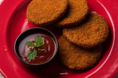 Hint sohbet madde aloo veya aalu tikki veya tikiya veya ragda köftesi ile domates ketçap, seçici odak hizmet olarak da bilinen kızarmış patates kek