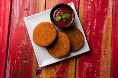 Hint sohbet madde aloo veya aalu tikki veya tikiya veya ragda köftesi ile domates ketçap, seçici odak hizmet olarak da bilinen kızarmış patates kek