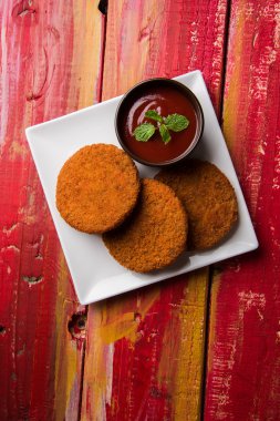 Hint sohbet madde aloo veya aalu tikki veya tikiya veya ragda köftesi ile domates ketçap, seçici odak hizmet olarak da bilinen kızarmış patates kek