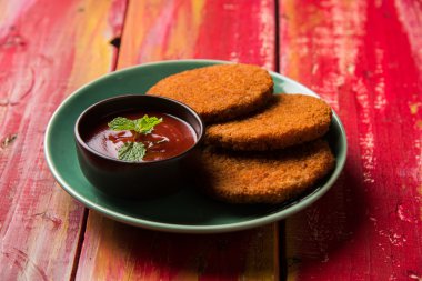 Hint sohbet madde aloo veya aalu tikki veya tikiya veya ragda köftesi ile domates ketçap, seçici odak hizmet olarak da bilinen kızarmış patates kek