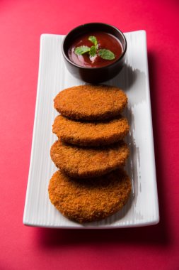 Hint sohbet madde aloo veya aalu tikki veya tikiya veya ragda köftesi ile domates ketçap, seçici odak hizmet olarak da bilinen kızarmış patates kek