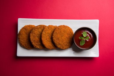 Hint sohbet madde aloo veya aalu tikki veya tikiya veya ragda köftesi ile domates ketçap, seçici odak hizmet olarak da bilinen kızarmış patates kek