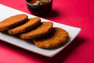 Hint sohbet madde aloo veya aalu tikki veya tikiya veya ragda köftesi ile domates ketçap, seçici odak hizmet olarak da bilinen kızarmış patates kek