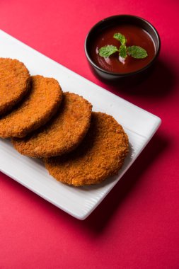 Hint sohbet madde aloo veya aalu tikki veya tikiya veya ragda köftesi ile domates ketçap, seçici odak hizmet olarak da bilinen kızarmış patates kek