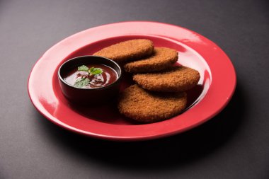 Hint sohbet madde aloo veya aalu tikki veya tikiya veya ragda köftesi ile domates ketçap, seçici odak hizmet olarak da bilinen kızarmış patates kek