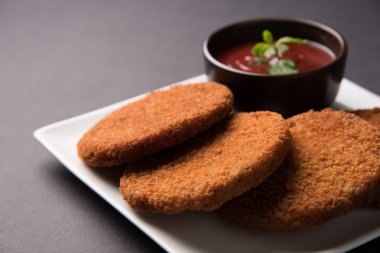 Hint sohbet madde aloo veya aalu tikki veya tikiya veya ragda köftesi ile domates ketçap, seçici odak hizmet olarak da bilinen kızarmış patates kek