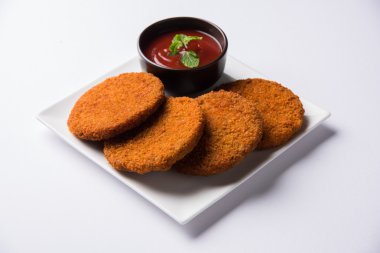Hint sohbet madde aloo veya aalu tikki veya tikiya veya ragda köftesi ile domates ketçap, seçici odak hizmet olarak da bilinen kızarmış patates kek