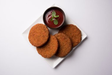 Hint sohbet madde aloo veya aalu tikki veya tikiya veya ragda köftesi ile domates ketçap, seçici odak hizmet olarak da bilinen kızarmış patates kek