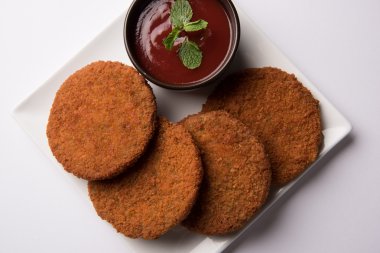 Hint sohbet madde aloo veya aalu tikki veya tikiya veya ragda köftesi ile domates ketçap, seçici odak hizmet olarak da bilinen kızarmış patates kek