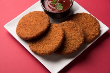 Hint sohbet madde aloo veya aalu tikki veya tikiya veya ragda köftesi ile domates ketçap, seçici odak hizmet olarak da bilinen kızarmış patates kek