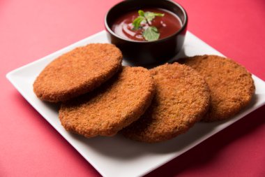 Hint sohbet madde aloo veya aalu tikki veya tikiya veya ragda köftesi ile domates ketçap, seçici odak hizmet olarak da bilinen kızarmış patates kek