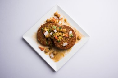 Aloo köftesi - Tikki ya da pirzola ya da aalu yapılmış Kuzey Hint yemek haşlanmış patates ve çeşitli baharatlar