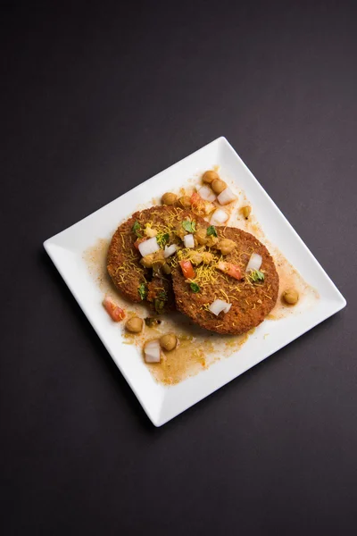 Aloo aalu またはカツレツ Tikki パテ - 北インド スナックゆでたジャガイモと様々 なスパイスで作られました。 — ストック写真