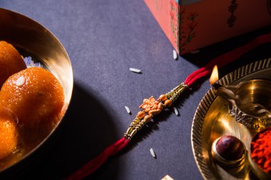 Serdar veya Raksha Bandhan tebrik kartı için resimler