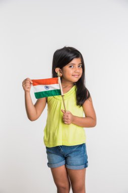 sevimli küçük Hintli kız Hint bayrak tutan