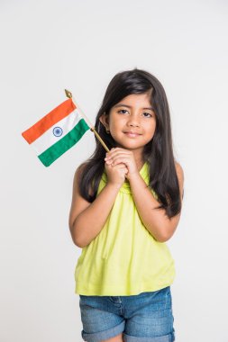 sevimli küçük Hintli kız Hint bayrak tutan
