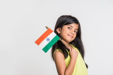 sevimli küçük Hintli kız Hint bayrak tutan