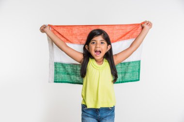 sevimli küçük Hintli kız Hint bayrak tutan