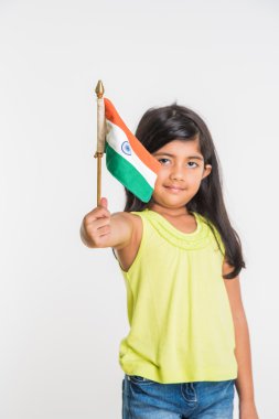 sevimli küçük Hintli kız Hint bayrak tutan
