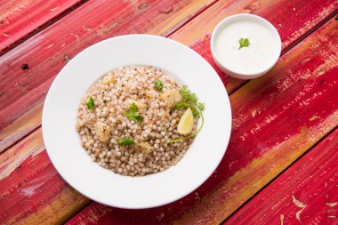 Geçmişte Khichadi - Sagopa Kajmer tohumları ile yapılan Maharashtra otantik bir yemek lor ile görev yaptı.
