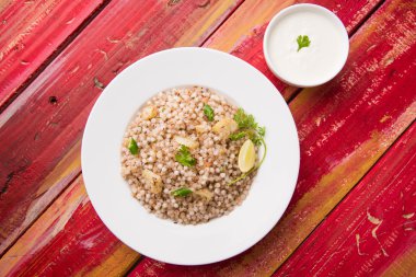 Geçmişte Khichadi - Sagopa Kajmer tohumları ile yapılan Maharashtra otantik bir yemek lor ile görev yaptı.