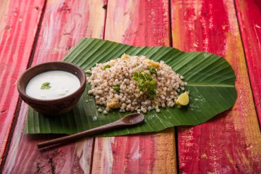 Ahşap bir kabın içinde lor ile Hindistan cevizi yaprağı üzerinde geçmişte Khichadi - Sagopa Kajmer tohumları ile yapılan Maharashtra otantik bir yemek servis