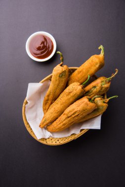 Hint dolma yeşil biber pakora veya mirch pakode veya mirch pakora veya pakoda veya mirchi bhaji marathi olarak
