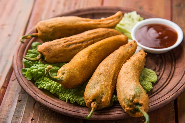 Chilli pakora oder mirch pakoda oder mirchi bhaji — Stockfoto