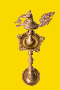 hint geleneksel samai veya samayee, diya tipik bir şekli genellikle pirinçten yapılmış, biz evde veya tapınakta tanrı ibadet yağ batırılmış pamuk iplik kullanılarak aydınlatılmış, düz arka plan üzerinde izole