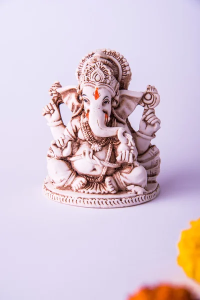 Standbeeld van Ganesha idool gemaakt van witte marbal op effen witte achtergrond. Duidelijk ruimte voor tekst of kop — Stockfoto