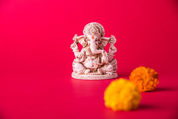 Gelukkig Ganesh Chaturthi wenskaart weergegeven: foto van lord ganesha idool — Stockfoto