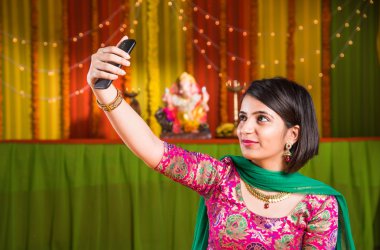 hint çekici kız ganpati festivali veya ganesh utsav cel telefon veya cep telefonu veya akıllı telefon selfie fotoğraf çekmek