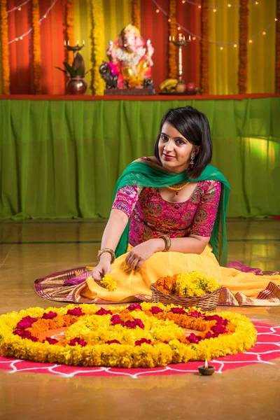 Indyjski dziewczyna zrobienie Rangoli za pomocą kwiat, Asian Dziewczyna zrobienie Flower Rangoli na podłoga na Ganesh Festival dzień — Zdjęcie stockowe