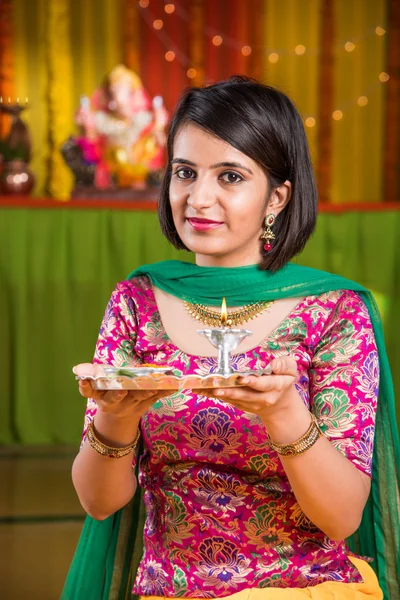 Hermosa chica india sosteniendo puja thali en el día del festival de ganesha o ganesh chaturthi — Foto de Stock