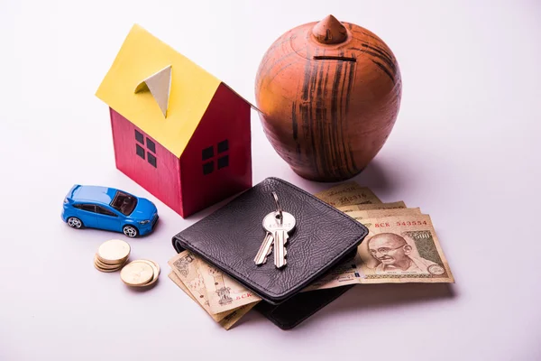 Köpa hem och bil koncept, indiska sedlar, modell hem, nycklar, leksaksbil och miniräknare, isolerade — Stockfoto